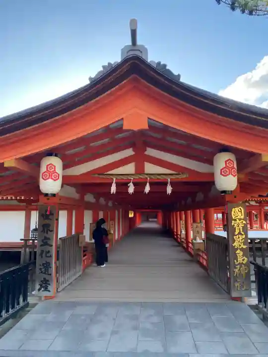 厳島神社の{uncategorized: "未分類", other: "その他", undefined: "問題あり", building: "その他建物", grave: "お墓", sacred_gate: "鳥居", guardian: "狛犬", statue: "像", buddha: "仏像", history: "歴史", nature: "自然", garden: "庭園", animal: "動物", pagoda: "塔", temizu: "手水舎", mountain_gate: "山門・神門", sanctuary: "本殿・本堂", subordinate: "末社・摂社", art: "芸術", scenery: "景色", jizo: "地蔵", ema: "絵馬", goshuin: "御朱印", omikuji: "おみくじ", items: "授与品その他", amulet: "お守り", goshuincho: "御朱印帳", eats: "食事", festival: "お祭り", votive_dance: "神楽", shichigosan: "七五三参", wedding: "結婚式", experience: "体験その他", initially: "初詣", around: "周辺", anti_infection: "感染症対策"}