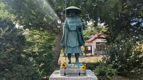 覺良寺の像