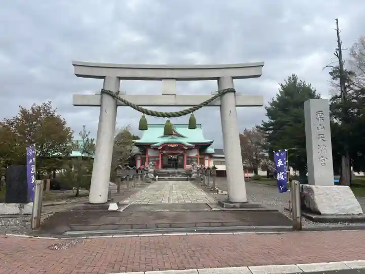 栗山天満宮の{uncategorized: "未分類", other: "その他", undefined: "問題あり", building: "その他建物", grave: "お墓", sacred_gate: "鳥居", guardian: "狛犬", statue: "像", buddha: "仏像", history: "歴史", nature: "自然", garden: "庭園", animal: "動物", pagoda: "塔", temizu: "手水舎", mountain_gate: "山門・神門", sanctuary: "本殿・本堂", subordinate: "末社・摂社", art: "芸術", scenery: "景色", jizo: "地蔵", ema: "絵馬", goshuin: "御朱印", omikuji: "おみくじ", items: "授与品その他", amulet: "お守り", goshuincho: "御朱印帳", eats: "食事", festival: "お祭り", votive_dance: "神楽", shichigosan: "七五三参", wedding: "結婚式", experience: "体験その他", initially: "初詣", around: "周辺", anti_infection: "感染症対策"}