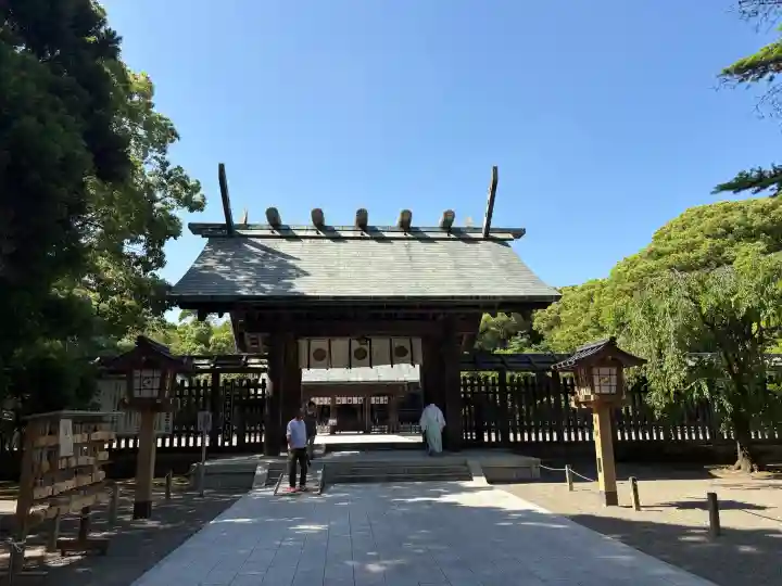 宮崎神宮の{uncategorized: "未分類", other: "その他", undefined: "問題あり", building: "その他建物", grave: "お墓", sacred_gate: "鳥居", guardian: "狛犬", statue: "像", buddha: "仏像", history: "歴史", nature: "自然", garden: "庭園", animal: "動物", pagoda: "塔", temizu: "手水舎", mountain_gate: "山門・神門", sanctuary: "本殿・本堂", subordinate: "末社・摂社", art: "芸術", scenery: "景色", jizo: "地蔵", ema: "絵馬", goshuin: "御朱印", omikuji: "おみくじ", items: "授与品その他", amulet: "お守り", goshuincho: "御朱印帳", eats: "食事", festival: "お祭り", votive_dance: "神楽", shichigosan: "七五三参", wedding: "結婚式", experience: "体験その他", initially: "初詣", around: "周辺", anti_infection: "感染症対策"}
