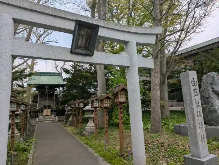 亀田八幡宮の{uncategorized: "未分類", other: "その他", undefined: "問題あり", building: "その他建物", grave: "お墓", sacred_gate: "鳥居", guardian: "狛犬", statue: "像", buddha: "仏像", history: "歴史", nature: "自然", garden: "庭園", animal: "動物", pagoda: "塔", temizu: "手水舎", mountain_gate: "山門・神門", sanctuary: "本殿・本堂", subordinate: "末社・摂社", art: "芸術", scenery: "景色", jizo: "地蔵", ema: "絵馬", goshuin: "御朱印", omikuji: "おみくじ", items: "授与品その他", amulet: "お守り", goshuincho: "御朱印帳", eats: "食事", festival: "お祭り", votive_dance: "神楽", shichigosan: "七五三参", wedding: "結婚式", experience: "体験その他", initially: "初詣", around: "周辺", anti_infection: "感染症対策"}