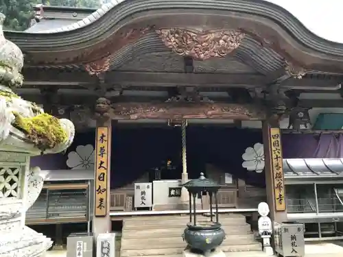 横峰寺の本殿・本堂