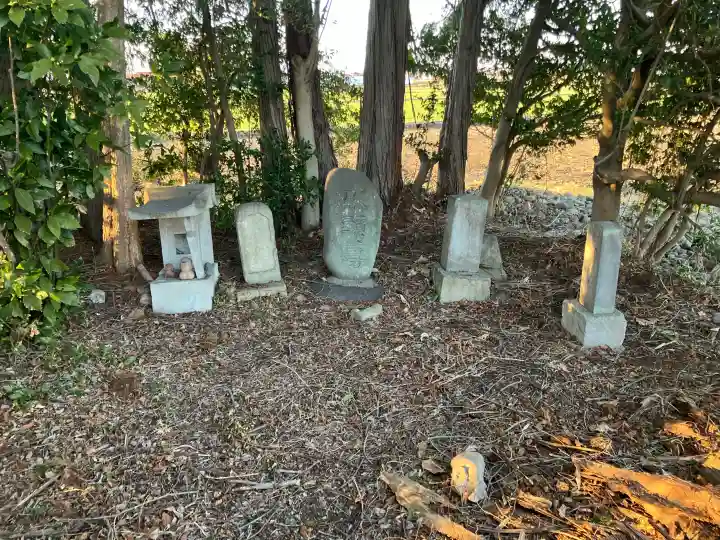 藤本稲荷神社の{uncategorized: "未分類", other: "その他", undefined: "問題あり", building: "その他建物", grave: "お墓", sacred_gate: "鳥居", guardian: "狛犬", statue: "像", buddha: "仏像", history: "歴史", nature: "自然", garden: "庭園", animal: "動物", pagoda: "塔", temizu: "手水舎", mountain_gate: "山門・神門", sanctuary: "本殿・本堂", subordinate: "末社・摂社", art: "芸術", scenery: "景色", jizo: "地蔵", ema: "絵馬", goshuin: "御朱印", omikuji: "おみくじ", items: "授与品その他", amulet: "お守り", goshuincho: "御朱印帳", eats: "食事", festival: "お祭り", votive_dance: "神楽", shichigosan: "七五三参", wedding: "結婚式", experience: "体験その他", initially: "初詣", around: "周辺", anti_infection: "感染症対策"}
