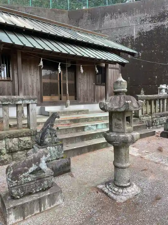 諏訪大神社の{uncategorized: "未分類", other: "その他", undefined: "問題あり", building: "その他建物", grave: "お墓", sacred_gate: "鳥居", guardian: "狛犬", statue: "像", buddha: "仏像", history: "歴史", nature: "自然", garden: "庭園", animal: "動物", pagoda: "塔", temizu: "手水舎", mountain_gate: "山門・神門", sanctuary: "本殿・本堂", subordinate: "末社・摂社", art: "芸術", scenery: "景色", jizo: "地蔵", ema: "絵馬", goshuin: "御朱印", omikuji: "おみくじ", items: "授与品その他", amulet: "お守り", goshuincho: "御朱印帳", eats: "食事", festival: "お祭り", votive_dance: "神楽", shichigosan: "七五三参", wedding: "結婚式", experience: "体験その他", initially: "初詣", around: "周辺", anti_infection: "感染症対策"}
