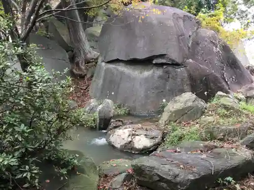 山梨岡神社の庭園