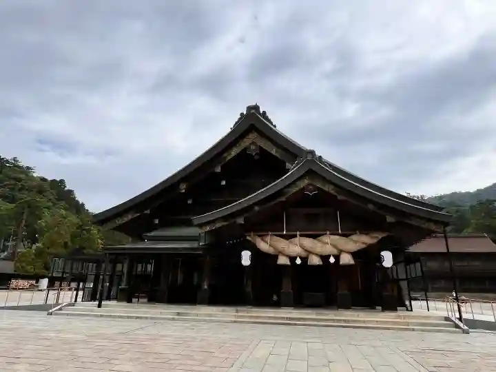 出雲大社の{uncategorized: "未分類", other: "その他", undefined: "問題あり", building: "その他建物", grave: "お墓", sacred_gate: "鳥居", guardian: "狛犬", statue: "像", buddha: "仏像", history: "歴史", nature: "自然", garden: "庭園", animal: "動物", pagoda: "塔", temizu: "手水舎", mountain_gate: "山門・神門", sanctuary: "本殿・本堂", subordinate: "末社・摂社", art: "芸術", scenery: "景色", jizo: "地蔵", ema: "絵馬", goshuin: "御朱印", omikuji: "おみくじ", items: "授与品その他", amulet: "お守り", goshuincho: "御朱印帳", eats: "食事", festival: "お祭り", votive_dance: "神楽", shichigosan: "七五三参", wedding: "結婚式", experience: "体験その他", initially: "初詣", around: "周辺", anti_infection: "感染症対策"}