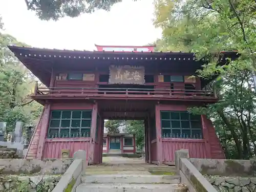 佛現寺の山門