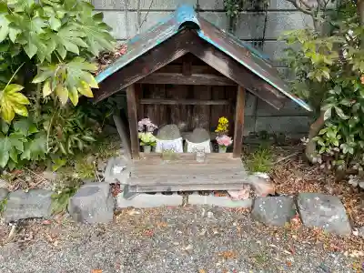 石仏(しんびょうしの霊水)の{uncategorized: "未分類", other: "その他", undefined: "問題あり", building: "その他建物", grave: "お墓", sacred_gate: "鳥居", guardian: "狛犬", statue: "像", buddha: "仏像", history: "歴史", nature: "自然", garden: "庭園", animal: "動物", pagoda: "塔", temizu: "手水舎", mountain_gate: "山門・神門", sanctuary: "本殿・本堂", subordinate: "末社・摂社", art: "芸術", scenery: "景色", jizo: "地蔵", ema: "絵馬", goshuin: "御朱印", omikuji: "おみくじ", items: "授与品その他", amulet: "お守り", goshuincho: "御朱印帳", eats: "食事", festival: "お祭り", votive_dance: "神楽", shichigosan: "七五三参", wedding: "結婚式", experience: "体験その他", initially: "初詣", around: "周辺", anti_infection: "感染症対策"}