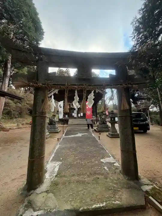 熊野神社の{uncategorized: "未分類", other: "その他", undefined: "問題あり", building: "その他建物", grave: "お墓", sacred_gate: "鳥居", guardian: "狛犬", statue: "像", buddha: "仏像", history: "歴史", nature: "自然", garden: "庭園", animal: "動物", pagoda: "塔", temizu: "手水舎", mountain_gate: "山門・神門", sanctuary: "本殿・本堂", subordinate: "末社・摂社", art: "芸術", scenery: "景色", jizo: "地蔵", ema: "絵馬", goshuin: "御朱印", omikuji: "おみくじ", items: "授与品その他", amulet: "お守り", goshuincho: "御朱印帳", eats: "食事", festival: "お祭り", votive_dance: "神楽", shichigosan: "七五三参", wedding: "結婚式", experience: "体験その他", initially: "初詣", around: "周辺", anti_infection: "感染症対策"}