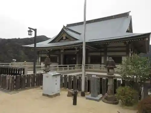 青岸渡寺の本殿・本堂