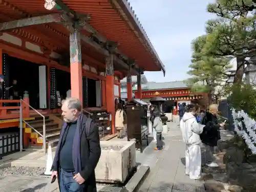 六波羅蜜寺の{uncategorized: "未分類", other: "その他", undefined: "問題あり", building: "その他建物", grave: "お墓", sacred_gate: "鳥居", guardian: "狛犬", statue: "像", buddha: "仏像", history: "歴史", nature: "自然", garden: "庭園", animal: "動物", pagoda: "塔", temizu: "手水舎", mountain_gate: "山門・神門", sanctuary: "本殿・本堂", subordinate: "末社・摂社", art: "芸術", scenery: "景色", jizo: "地蔵", ema: "絵馬", goshuin: "御朱印", omikuji: "おみくじ", items: "授与品その他", amulet: "お守り", goshuincho: "御朱印帳", eats: "食事", festival: "お祭り", votive_dance: "神楽", shichigosan: "七五三参", wedding: "結婚式", experience: "体験その他", initially: "初詣", around: "周辺", anti_infection: "感染症対策"}