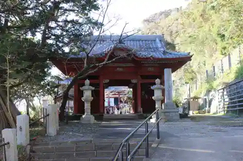 那古寺の山門