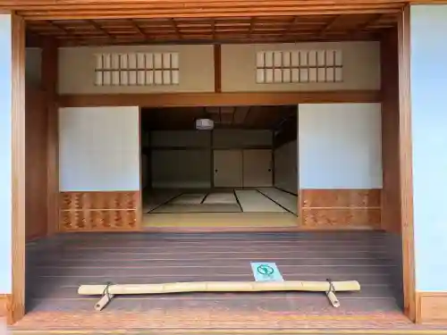 総見院の{uncategorized: "未分類", other: "その他", undefined: "問題あり", building: "その他建物", grave: "お墓", sacred_gate: "鳥居", guardian: "狛犬", statue: "像", buddha: "仏像", history: "歴史", nature: "自然", garden: "庭園", animal: "動物", pagoda: "塔", temizu: "手水舎", mountain_gate: "山門・神門", sanctuary: "本殿・本堂", subordinate: "末社・摂社", art: "芸術", scenery: "景色", jizo: "地蔵", ema: "絵馬", goshuin: "御朱印", omikuji: "おみくじ", items: "授与品その他", amulet: "お守り", goshuincho: "御朱印帳", eats: "食事", festival: "お祭り", votive_dance: "神楽", shichigosan: "七五三参", wedding: "結婚式", experience: "体験その他", initially: "初詣", around: "周辺", anti_infection: "感染症対策"}