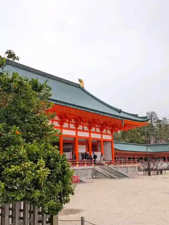 平安神宮の{uncategorized: "未分類", other: "その他", undefined: "問題あり", building: "その他建物", grave: "お墓", sacred_gate: "鳥居", guardian: "狛犬", statue: "像", buddha: "仏像", history: "歴史", nature: "自然", garden: "庭園", animal: "動物", pagoda: "塔", temizu: "手水舎", mountain_gate: "山門・神門", sanctuary: "本殿・本堂", subordinate: "末社・摂社", art: "芸術", scenery: "景色", jizo: "地蔵", ema: "絵馬", goshuin: "御朱印", omikuji: "おみくじ", items: "授与品その他", amulet: "お守り", goshuincho: "御朱印帳", eats: "食事", festival: "お祭り", votive_dance: "神楽", shichigosan: "七五三参", wedding: "結婚式", experience: "体験その他", initially: "初詣", around: "周辺", anti_infection: "感染症対策"}