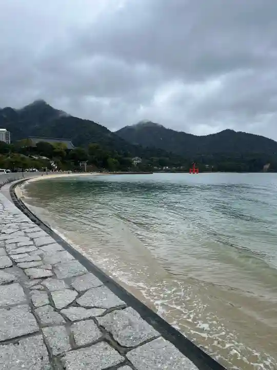 厳島神社の{uncategorized: "未分類", other: "その他", undefined: "問題あり", building: "その他建物", grave: "お墓", sacred_gate: "鳥居", guardian: "狛犬", statue: "像", buddha: "仏像", history: "歴史", nature: "自然", garden: "庭園", animal: "動物", pagoda: "塔", temizu: "手水舎", mountain_gate: "山門・神門", sanctuary: "本殿・本堂", subordinate: "末社・摂社", art: "芸術", scenery: "景色", jizo: "地蔵", ema: "絵馬", goshuin: "御朱印", omikuji: "おみくじ", items: "授与品その他", amulet: "お守り", goshuincho: "御朱印帳", eats: "食事", festival: "お祭り", votive_dance: "神楽", shichigosan: "七五三参", wedding: "結婚式", experience: "体験その他", initially: "初詣", around: "周辺", anti_infection: "感染症対策"}