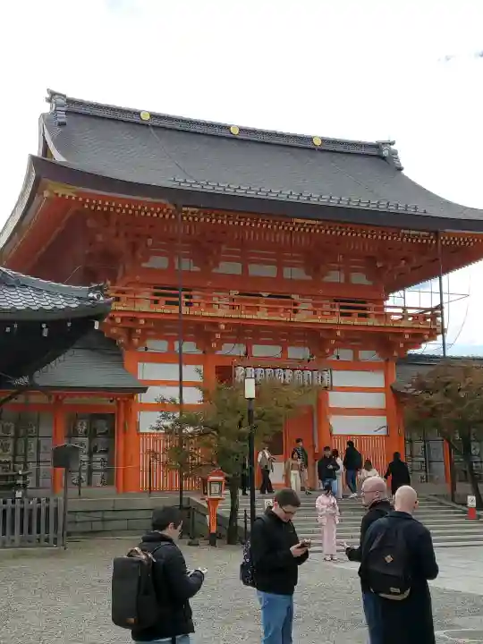 八坂神社(祇園さん)の{uncategorized: "未分類", other: "その他", undefined: "問題あり", building: "その他建物", grave: "お墓", sacred_gate: "鳥居", guardian: "狛犬", statue: "像", buddha: "仏像", history: "歴史", nature: "自然", garden: "庭園", animal: "動物", pagoda: "塔", temizu: "手水舎", mountain_gate: "山門・神門", sanctuary: "本殿・本堂", subordinate: "末社・摂社", art: "芸術", scenery: "景色", jizo: "地蔵", ema: "絵馬", goshuin: "御朱印", omikuji: "おみくじ", items: "授与品その他", amulet: "お守り", goshuincho: "御朱印帳", eats: "食事", festival: "お祭り", votive_dance: "神楽", shichigosan: "七五三参", wedding: "結婚式", experience: "体験その他", initially: "初詣", around: "周辺", anti_infection: "感染症対策"}