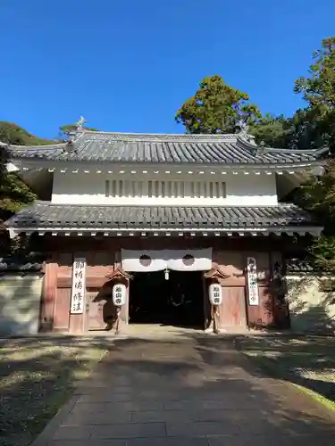 目の霊山　油山寺の山門・神門