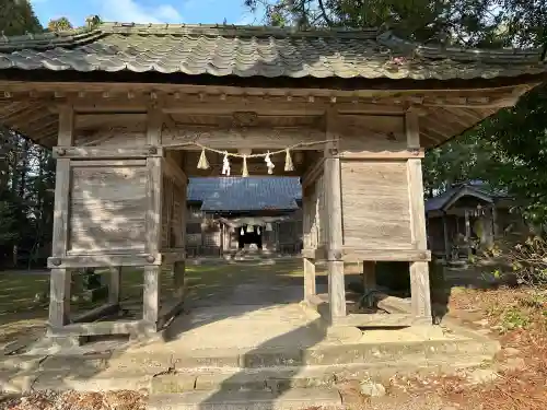 六所神社の{uncategorized: "未分類", other: "その他", undefined: "問題あり", building: "その他建物", grave: "お墓", sacred_gate: "鳥居", guardian: "狛犬", statue: "像", buddha: "仏像", history: "歴史", nature: "自然", garden: "庭園", animal: "動物", pagoda: "塔", temizu: "手水舎", mountain_gate: "山門・神門", sanctuary: "本殿・本堂", subordinate: "末社・摂社", art: "芸術", scenery: "景色", jizo: "地蔵", ema: "絵馬", goshuin: "御朱印", omikuji: "おみくじ", items: "授与品その他", amulet: "お守り", goshuincho: "御朱印帳", eats: "食事", festival: "お祭り", votive_dance: "神楽", shichigosan: "七五三参", wedding: "結婚式", experience: "体験その他", initially: "初詣", around: "周辺", anti_infection: "感染症対策"}