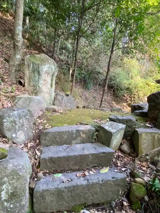 鎮西大社諏訪神社の{uncategorized: "未分類", other: "その他", undefined: "問題あり", building: "その他建物", grave: "お墓", sacred_gate: "鳥居", guardian: "狛犬", statue: "像", buddha: "仏像", history: "歴史", nature: "自然", garden: "庭園", animal: "動物", pagoda: "塔", temizu: "手水舎", mountain_gate: "山門・神門", sanctuary: "本殿・本堂", subordinate: "末社・摂社", art: "芸術", scenery: "景色", jizo: "地蔵", ema: "絵馬", goshuin: "御朱印", omikuji: "おみくじ", items: "授与品その他", amulet: "お守り", goshuincho: "御朱印帳", eats: "食事", festival: "お祭り", votive_dance: "神楽", shichigosan: "七五三参", wedding: "結婚式", experience: "体験その他", initially: "初詣", around: "周辺", anti_infection: "感染症対策"}