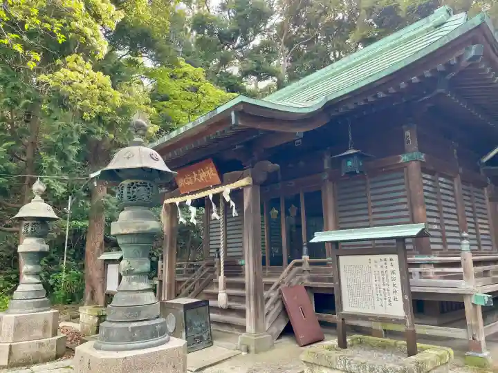 諏訪大神社の{uncategorized: "未分類", other: "その他", undefined: "問題あり", building: "その他建物", grave: "お墓", sacred_gate: "鳥居", guardian: "狛犬", statue: "像", buddha: "仏像", history: "歴史", nature: "自然", garden: "庭園", animal: "動物", pagoda: "塔", temizu: "手水舎", mountain_gate: "山門・神門", sanctuary: "本殿・本堂", subordinate: "末社・摂社", art: "芸術", scenery: "景色", jizo: "地蔵", ema: "絵馬", goshuin: "御朱印", omikuji: "おみくじ", items: "授与品その他", amulet: "お守り", goshuincho: "御朱印帳", eats: "食事", festival: "お祭り", votive_dance: "神楽", shichigosan: "七五三参", wedding: "結婚式", experience: "体験その他", initially: "初詣", around: "周辺", anti_infection: "感染症対策"}
