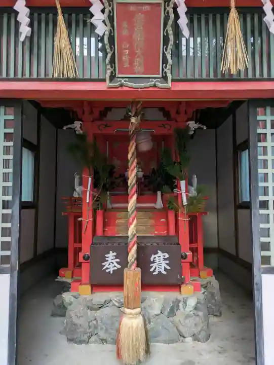 服部住吉神社の{uncategorized: "未分類", other: "その他", undefined: "問題あり", building: "その他建物", grave: "お墓", sacred_gate: "鳥居", guardian: "狛犬", statue: "像", buddha: "仏像", history: "歴史", nature: "自然", garden: "庭園", animal: "動物", pagoda: "塔", temizu: "手水舎", mountain_gate: "山門・神門", sanctuary: "本殿・本堂", subordinate: "末社・摂社", art: "芸術", scenery: "景色", jizo: "地蔵", ema: "絵馬", goshuin: "御朱印", omikuji: "おみくじ", items: "授与品その他", amulet: "お守り", goshuincho: "御朱印帳", eats: "食事", festival: "お祭り", votive_dance: "神楽", shichigosan: "七五三参", wedding: "結婚式", experience: "体験その他", initially: "初詣", around: "周辺", anti_infection: "感染症対策"}