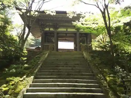 西明寺の山門