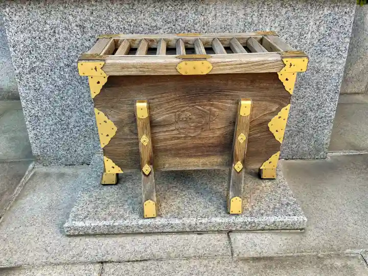 三囲神社(三圍神社)日本橋摂社の{uncategorized: "未分類", other: "その他", undefined: "問題あり", building: "その他建物", grave: "お墓", sacred_gate: "鳥居", guardian: "狛犬", statue: "像", buddha: "仏像", history: "歴史", nature: "自然", garden: "庭園", animal: "動物", pagoda: "塔", temizu: "手水舎", mountain_gate: "山門・神門", sanctuary: "本殿・本堂", subordinate: "末社・摂社", art: "芸術", scenery: "景色", jizo: "地蔵", ema: "絵馬", goshuin: "御朱印", omikuji: "おみくじ", items: "授与品その他", amulet: "お守り", goshuincho: "御朱印帳", eats: "食事", festival: "お祭り", votive_dance: "神楽", shichigosan: "七五三参", wedding: "結婚式", experience: "体験その他", initially: "初詣", around: "周辺", anti_infection: "感染症対策"}