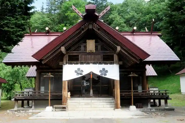 新得神社の本殿・本堂