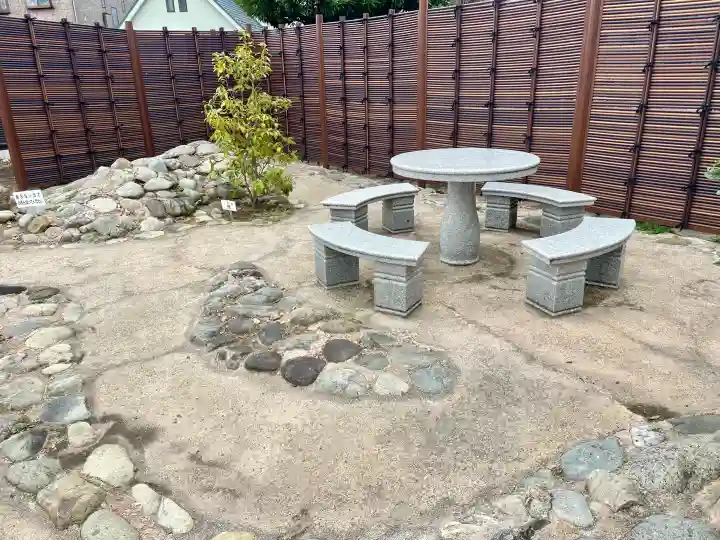 頤神襌院の{uncategorized: "未分類", other: "その他", undefined: "問題あり", building: "その他建物", grave: "お墓", sacred_gate: "鳥居", guardian: "狛犬", statue: "像", buddha: "仏像", history: "歴史", nature: "自然", garden: "庭園", animal: "動物", pagoda: "塔", temizu: "手水舎", mountain_gate: "山門・神門", sanctuary: "本殿・本堂", subordinate: "末社・摂社", art: "芸術", scenery: "景色", jizo: "地蔵", ema: "絵馬", goshuin: "御朱印", omikuji: "おみくじ", items: "授与品その他", amulet: "お守り", goshuincho: "御朱印帳", eats: "食事", festival: "お祭り", votive_dance: "神楽", shichigosan: "七五三参", wedding: "結婚式", experience: "体験その他", initially: "初詣", around: "周辺", anti_infection: "感染症対策"}