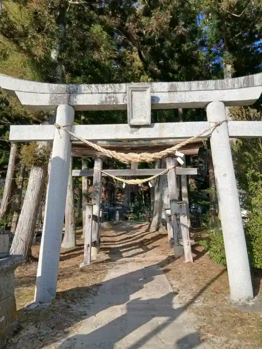 諏訪神社の{uncategorized: "未分類", other: "その他", undefined: "問題あり", building: "その他建物", grave: "お墓", sacred_gate: "鳥居", guardian: "狛犬", statue: "像", buddha: "仏像", history: "歴史", nature: "自然", garden: "庭園", animal: "動物", pagoda: "塔", temizu: "手水舎", mountain_gate: "山門・神門", sanctuary: "本殿・本堂", subordinate: "末社・摂社", art: "芸術", scenery: "景色", jizo: "地蔵", ema: "絵馬", goshuin: "御朱印", omikuji: "おみくじ", items: "授与品その他", amulet: "お守り", goshuincho: "御朱印帳", eats: "食事", festival: "お祭り", votive_dance: "神楽", shichigosan: "七五三参", wedding: "結婚式", experience: "体験その他", initially: "初詣", around: "周辺", anti_infection: "感染症対策"}