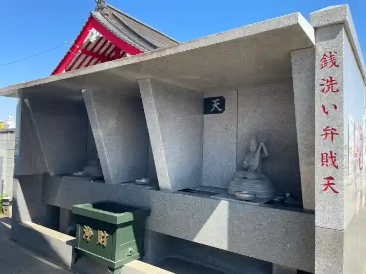 前橋厄除大師 蓮花院の{uncategorized: "未分類", other: "その他", undefined: "問題あり", building: "その他建物", grave: "お墓", sacred_gate: "鳥居", guardian: "狛犬", statue: "像", buddha: "仏像", history: "歴史", nature: "自然", garden: "庭園", animal: "動物", pagoda: "塔", temizu: "手水舎", mountain_gate: "山門・神門", sanctuary: "本殿・本堂", subordinate: "末社・摂社", art: "芸術", scenery: "景色", jizo: "地蔵", ema: "絵馬", goshuin: "御朱印", omikuji: "おみくじ", items: "授与品その他", amulet: "お守り", goshuincho: "御朱印帳", eats: "食事", festival: "お祭り", votive_dance: "神楽", shichigosan: "七五三参", wedding: "結婚式", experience: "体験その他", initially: "初詣", around: "周辺", anti_infection: "感染症対策"}