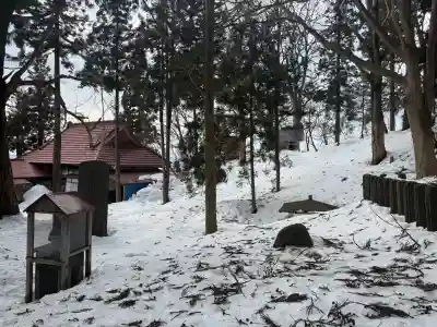 鳥越八幡宮境内社青麻神社の{uncategorized: "未分類", other: "その他", undefined: "問題あり", building: "その他建物", grave: "お墓", sacred_gate: "鳥居", guardian: "狛犬", statue: "像", buddha: "仏像", history: "歴史", nature: "自然", garden: "庭園", animal: "動物", pagoda: "塔", temizu: "手水舎", mountain_gate: "山門・神門", sanctuary: "本殿・本堂", subordinate: "末社・摂社", art: "芸術", scenery: "景色", jizo: "地蔵", ema: "絵馬", goshuin: "御朱印", omikuji: "おみくじ", items: "授与品その他", amulet: "お守り", goshuincho: "御朱印帳", eats: "食事", festival: "お祭り", votive_dance: "神楽", shichigosan: "七五三参", wedding: "結婚式", experience: "体験その他", initially: "初詣", around: "周辺", anti_infection: "感染症対策"}