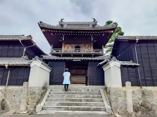 普門寺の山門