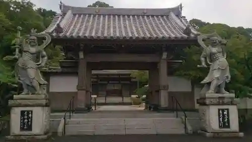 成道寺の山門