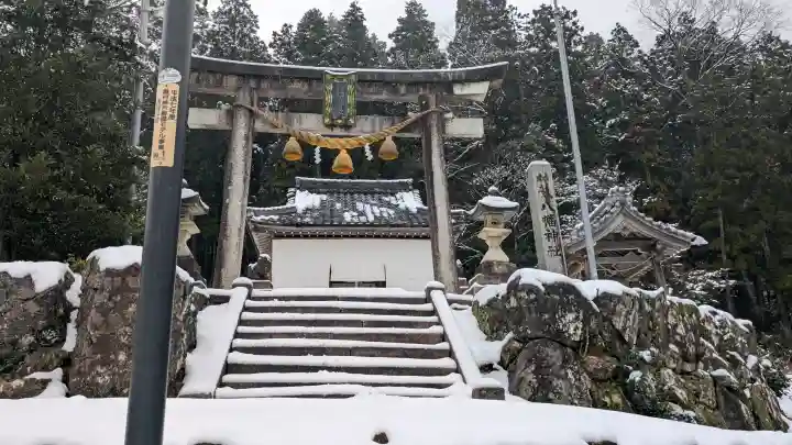 八幡神社(西浅井町小山)の{uncategorized: "未分類", other: "その他", undefined: "問題あり", building: "その他建物", grave: "お墓", sacred_gate: "鳥居", guardian: "狛犬", statue: "像", buddha: "仏像", history: "歴史", nature: "自然", garden: "庭園", animal: "動物", pagoda: "塔", temizu: "手水舎", mountain_gate: "山門・神門", sanctuary: "本殿・本堂", subordinate: "末社・摂社", art: "芸術", scenery: "景色", jizo: "地蔵", ema: "絵馬", goshuin: "御朱印", omikuji: "おみくじ", items: "授与品その他", amulet: "お守り", goshuincho: "御朱印帳", eats: "食事", festival: "お祭り", votive_dance: "神楽", shichigosan: "七五三参", wedding: "結婚式", experience: "体験その他", initially: "初詣", around: "周辺", anti_infection: "感染症対策"}