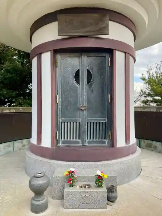 徳蔵院の{uncategorized: "未分類", other: "その他", undefined: "問題あり", building: "その他建物", grave: "お墓", sacred_gate: "鳥居", guardian: "狛犬", statue: "像", buddha: "仏像", history: "歴史", nature: "自然", garden: "庭園", animal: "動物", pagoda: "塔", temizu: "手水舎", mountain_gate: "山門・神門", sanctuary: "本殿・本堂", subordinate: "末社・摂社", art: "芸術", scenery: "景色", jizo: "地蔵", ema: "絵馬", goshuin: "御朱印", omikuji: "おみくじ", items: "授与品その他", amulet: "お守り", goshuincho: "御朱印帳", eats: "食事", festival: "お祭り", votive_dance: "神楽", shichigosan: "七五三参", wedding: "結婚式", experience: "体験その他", initially: "初詣", around: "周辺", anti_infection: "感染症対策"}