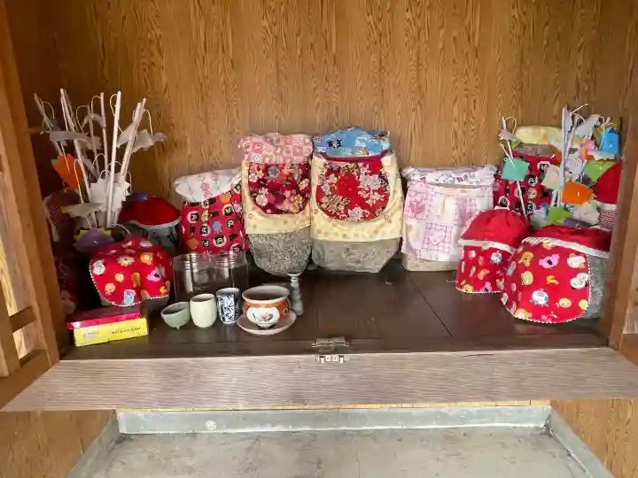 地蔵堂(水口町嶬峨)の{uncategorized: "未分類", other: "その他", undefined: "問題あり", building: "その他建物", grave: "お墓", sacred_gate: "鳥居", guardian: "狛犬", statue: "像", buddha: "仏像", history: "歴史", nature: "自然", garden: "庭園", animal: "動物", pagoda: "塔", temizu: "手水舎", mountain_gate: "山門・神門", sanctuary: "本殿・本堂", subordinate: "末社・摂社", art: "芸術", scenery: "景色", jizo: "地蔵", ema: "絵馬", goshuin: "御朱印", omikuji: "おみくじ", items: "授与品その他", amulet: "お守り", goshuincho: "御朱印帳", eats: "食事", festival: "お祭り", votive_dance: "神楽", shichigosan: "七五三参", wedding: "結婚式", experience: "体験その他", initially: "初詣", around: "周辺", anti_infection: "感染症対策"}