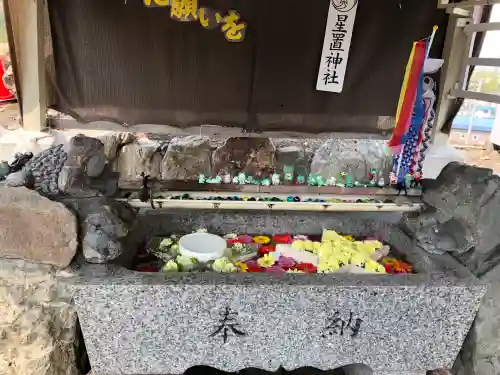 星置神社の{uncategorized: "未分類", other: "その他", undefined: "問題あり", building: "その他建物", grave: "お墓", sacred_gate: "鳥居", guardian: "狛犬", statue: "像", buddha: "仏像", history: "歴史", nature: "自然", garden: "庭園", animal: "動物", pagoda: "塔", temizu: "手水舎", mountain_gate: "山門・神門", sanctuary: "本殿・本堂", subordinate: "末社・摂社", art: "芸術", scenery: "景色", jizo: "地蔵", ema: "絵馬", goshuin: "御朱印", omikuji: "おみくじ", items: "授与品その他", amulet: "お守り", goshuincho: "御朱印帳", eats: "食事", festival: "お祭り", votive_dance: "神楽", shichigosan: "七五三参", wedding: "結婚式", experience: "体験その他", initially: "初詣", around: "周辺", anti_infection: "感染症対策"}
