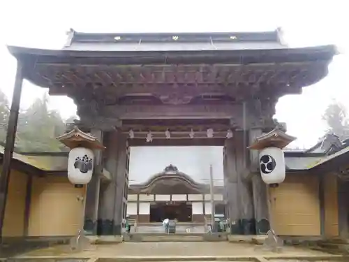 高野山金剛峯寺の山門