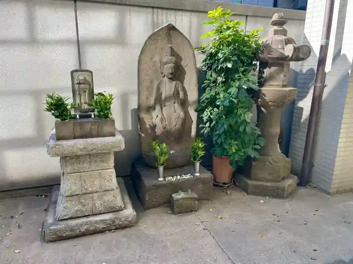盛泰寺の{uncategorized: "未分類", other: "その他", undefined: "問題あり", building: "その他建物", grave: "お墓", sacred_gate: "鳥居", guardian: "狛犬", statue: "像", buddha: "仏像", history: "歴史", nature: "自然", garden: "庭園", animal: "動物", pagoda: "塔", temizu: "手水舎", mountain_gate: "山門・神門", sanctuary: "本殿・本堂", subordinate: "末社・摂社", art: "芸術", scenery: "景色", jizo: "地蔵", ema: "絵馬", goshuin: "御朱印", omikuji: "おみくじ", items: "授与品その他", amulet: "お守り", goshuincho: "御朱印帳", eats: "食事", festival: "お祭り", votive_dance: "神楽", shichigosan: "七五三参", wedding: "結婚式", experience: "体験その他", initially: "初詣", around: "周辺", anti_infection: "感染症対策"}