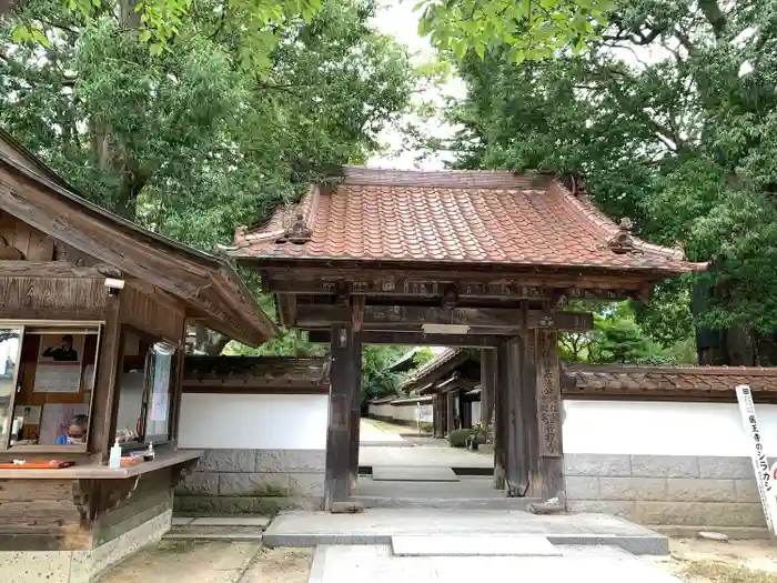 医王寺の山門