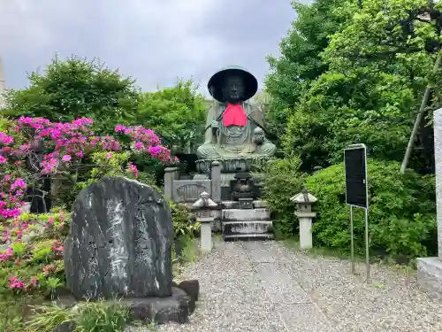霊巌寺の{uncategorized: "未分類", other: "その他", undefined: "問題あり", building: "その他建物", grave: "お墓", sacred_gate: "鳥居", guardian: "狛犬", statue: "像", buddha: "仏像", history: "歴史", nature: "自然", garden: "庭園", animal: "動物", pagoda: "塔", temizu: "手水舎", mountain_gate: "山門・神門", sanctuary: "本殿・本堂", subordinate: "末社・摂社", art: "芸術", scenery: "景色", jizo: "地蔵", ema: "絵馬", goshuin: "御朱印", omikuji: "おみくじ", items: "授与品その他", amulet: "お守り", goshuincho: "御朱印帳", eats: "食事", festival: "お祭り", votive_dance: "神楽", shichigosan: "七五三参", wedding: "結婚式", experience: "体験その他", initially: "初詣", around: "周辺", anti_infection: "感染症対策"}