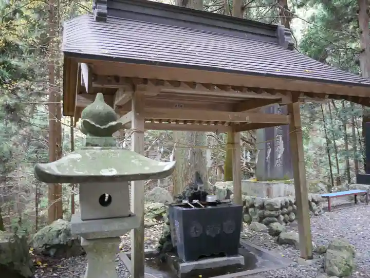 軍刀利神社の手水舎