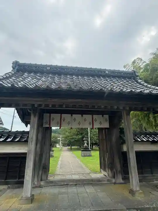 守りの神 藤基神社の山門・神門