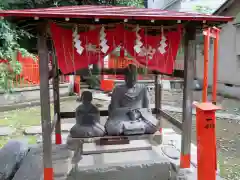 三囲神社の像