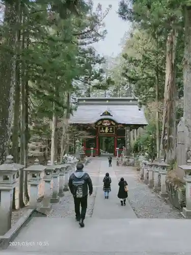 三峯神社の山門