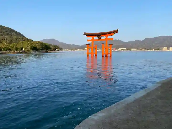 厳島神社の{uncategorized: "未分類", other: "その他", undefined: "問題あり", building: "その他建物", grave: "お墓", sacred_gate: "鳥居", guardian: "狛犬", statue: "像", buddha: "仏像", history: "歴史", nature: "自然", garden: "庭園", animal: "動物", pagoda: "塔", temizu: "手水舎", mountain_gate: "山門・神門", sanctuary: "本殿・本堂", subordinate: "末社・摂社", art: "芸術", scenery: "景色", jizo: "地蔵", ema: "絵馬", goshuin: "御朱印", omikuji: "おみくじ", items: "授与品その他", amulet: "お守り", goshuincho: "御朱印帳", eats: "食事", festival: "お祭り", votive_dance: "神楽", shichigosan: "七五三参", wedding: "結婚式", experience: "体験その他", initially: "初詣", around: "周辺", anti_infection: "感染症対策"}