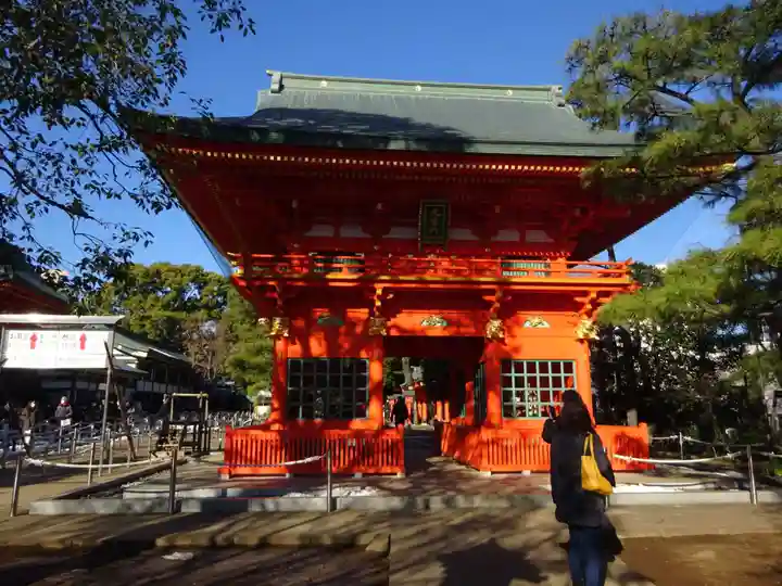 穴八幡宮の山門・神門