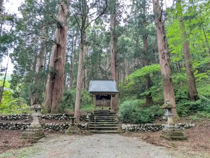 雄山神社中宮祈願殿の{uncategorized: "未分類", other: "その他", undefined: "問題あり", building: "その他建物", grave: "お墓", sacred_gate: "鳥居", guardian: "狛犬", statue: "像", buddha: "仏像", history: "歴史", nature: "自然", garden: "庭園", animal: "動物", pagoda: "塔", temizu: "手水舎", mountain_gate: "山門・神門", sanctuary: "本殿・本堂", subordinate: "末社・摂社", art: "芸術", scenery: "景色", jizo: "地蔵", ema: "絵馬", goshuin: "御朱印", omikuji: "おみくじ", items: "授与品その他", amulet: "お守り", goshuincho: "御朱印帳", eats: "食事", festival: "お祭り", votive_dance: "神楽", shichigosan: "七五三参", wedding: "結婚式", experience: "体験その他", initially: "初詣", around: "周辺", anti_infection: "感染症対策"}