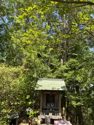 竜王山の小さな祠(岡山県)